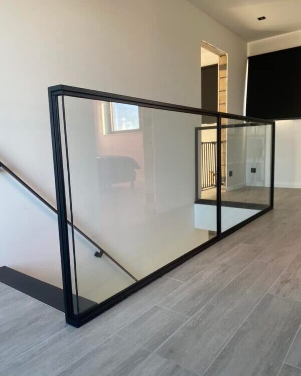 Trap met balustrade en beglazing door Decoweld